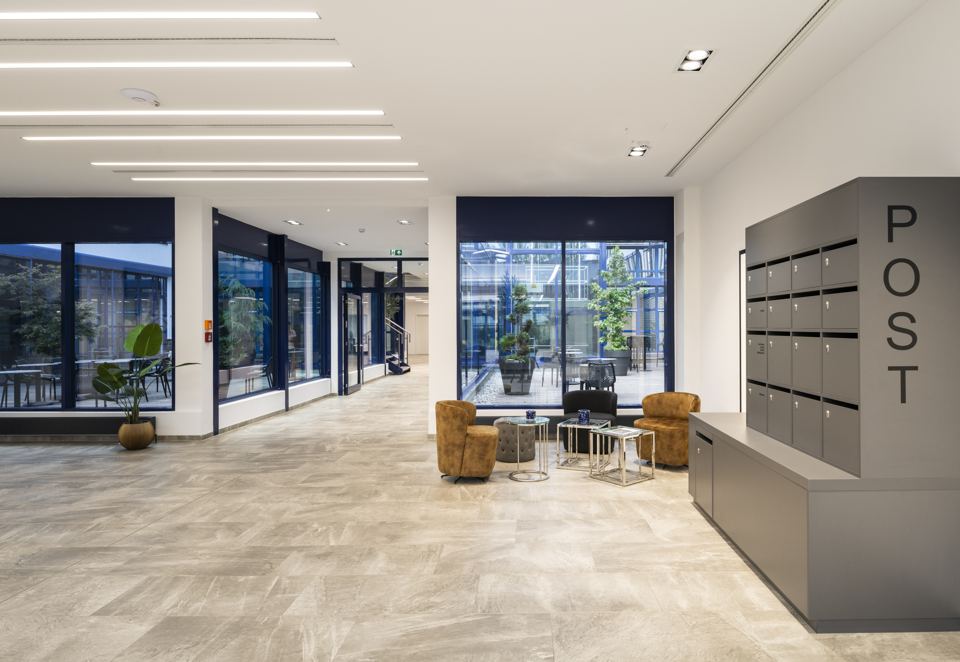 Foyer mit Postanlage